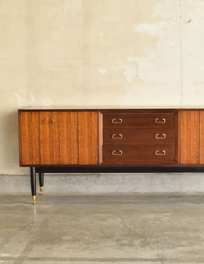 G-PLAN(Gプラン) アンティーク家具 2トーンカラーがお洒落なG-PLANのヴィンテージサイドボード(トラー&ブラック)。家電もオシャレに見えてしまいます。(k-1488-f)