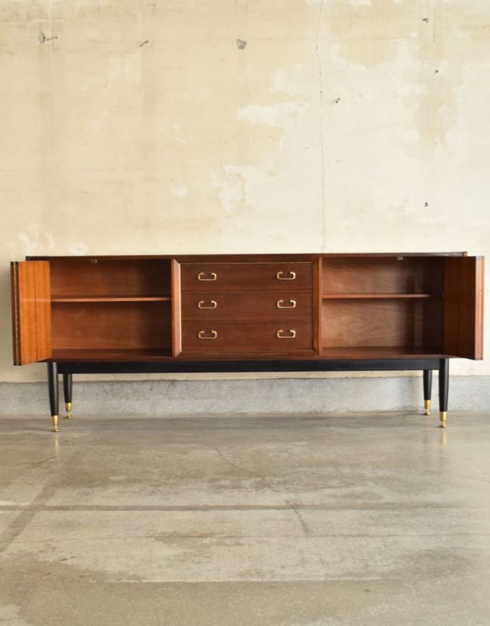 G-PLAN(Gプラン) アンティーク家具 2トーンカラーがお洒落なG-PLANのヴィンテージサイドボード(トラー&ブラック)。両サイドの扉の奥はたっぷり収納。(k-1488-f)