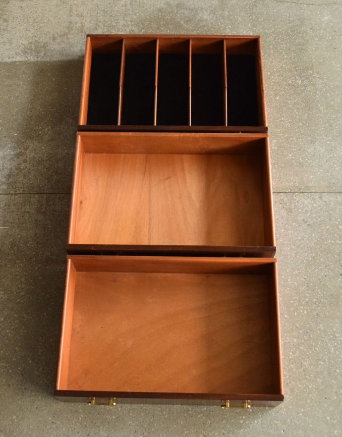 G-PLAN(Gプラン) アンティーク家具 2トーンカラーがお洒落なG-PLANのヴィンテージサイドボード(トラー&ブラック)。引き出しがあるので細かいものもしまえます。(k-1488-f)