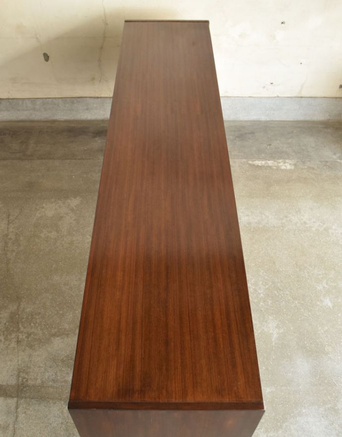 G-PLAN(Gプラン) アンティーク家具 2トーンカラーがお洒落なG-PLANのヴィンテージサイドボード(トラー&ブラック)。天板もキレイに塗装を仕上げました。(k-1488-f)