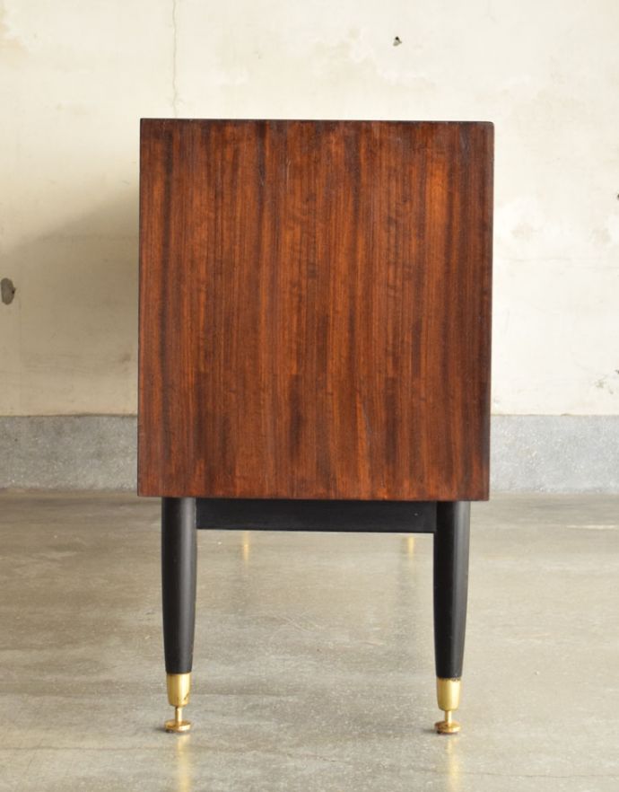 G-PLAN(Gプラン) アンティーク家具 2トーンカラーがお洒落なG-PLANのヴィンテージサイドボード(トラー&ブラック)。サイドから見てもキレイな状態です。(k-1488-f)