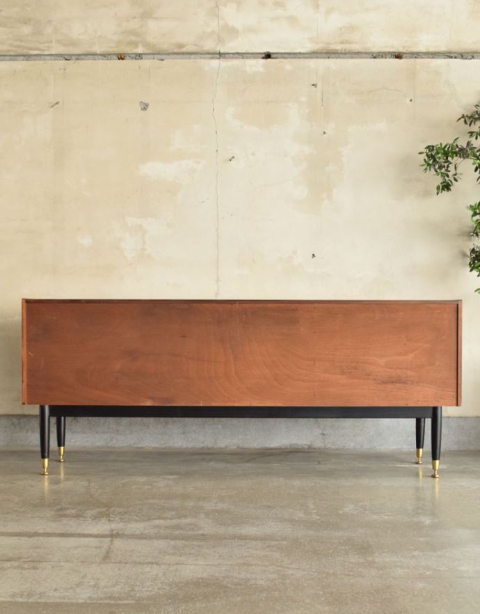 G-PLAN(Gプラン) アンティーク家具 2トーンカラーがお洒落なG-PLANのヴィンテージサイドボード(トラー&ブラック)。キチンとメンテナンスしてあるので、裏側もキレイです。(k-1488-f)