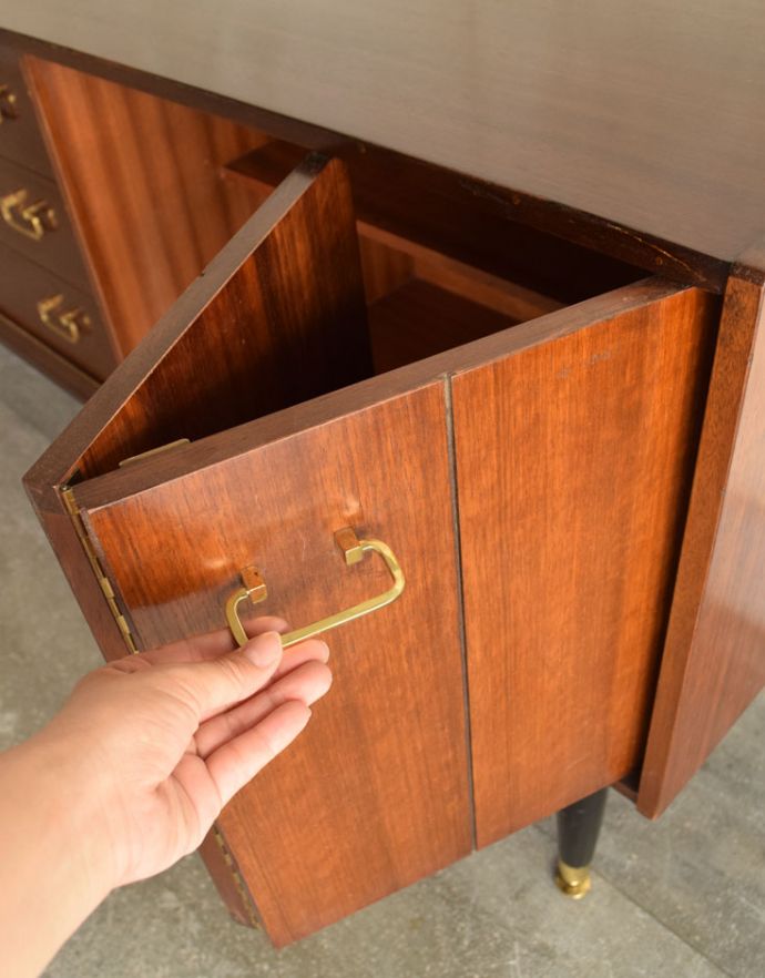 G-PLAN(Gプラン) アンティーク家具 2トーンカラーがお洒落なG-PLANのヴィンテージサイドボード(トラー&ブラック)。左右の扉はこのように折れ戸になって開きます。(k-1488-f)