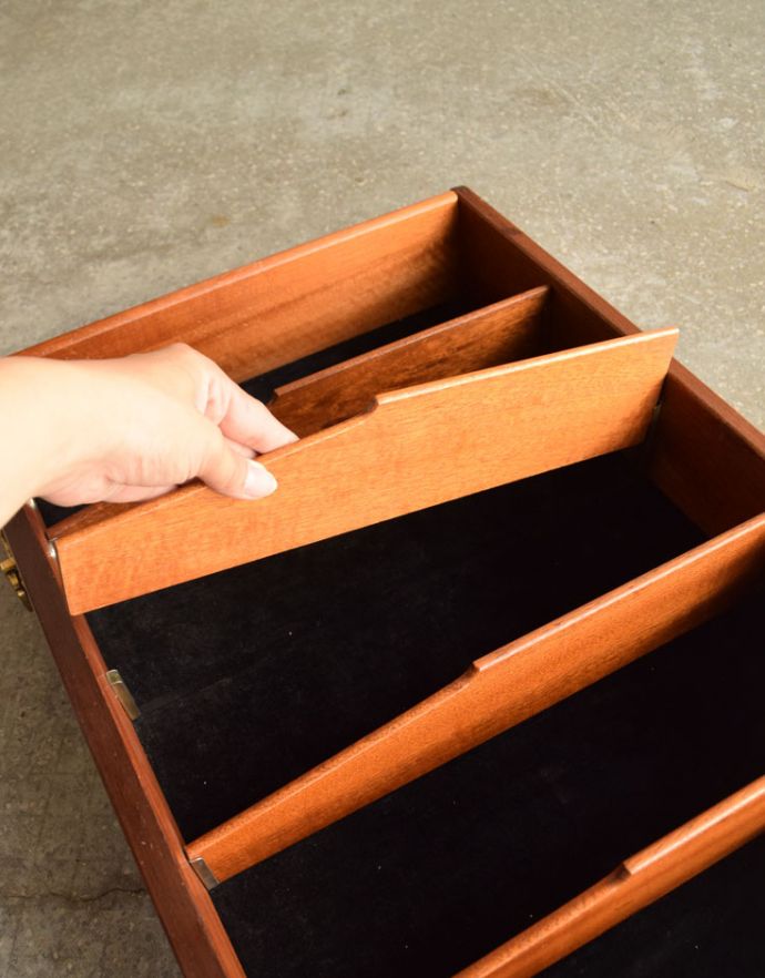 G-PLAN(Gプラン) アンティーク家具 2トーンカラーがお洒落なG-PLANのヴィンテージサイドボード(トラー&ブラック)。引き出しの上段は黒いフェルトが張ってあります。(k-1488-f)