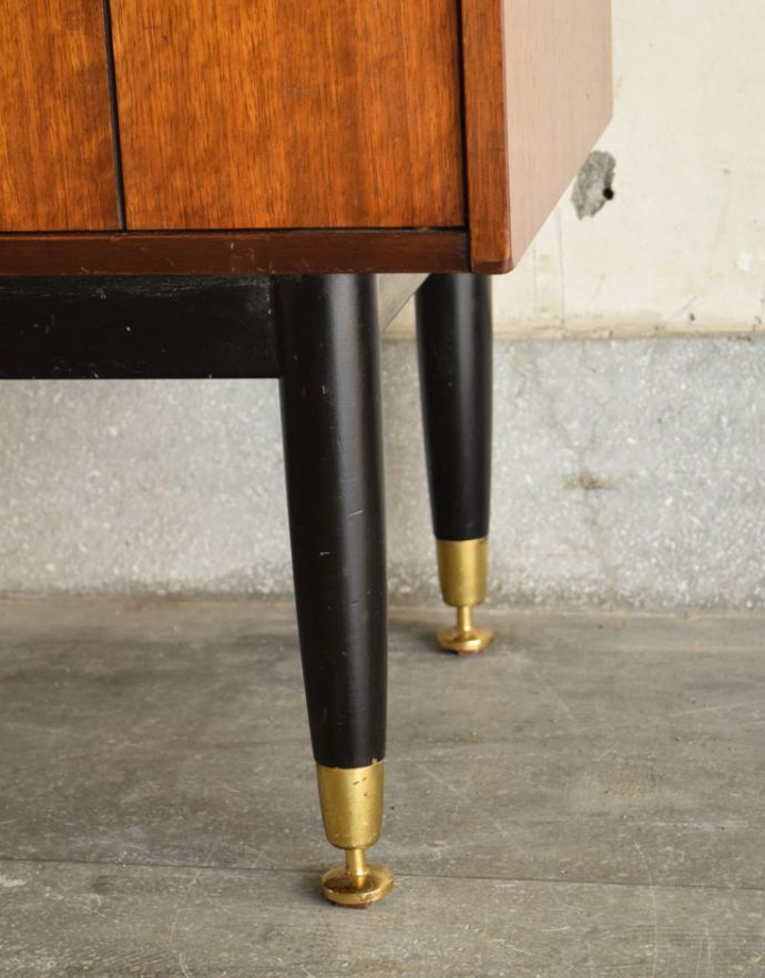 G-PLAN(Gプラン) アンティーク家具 2トーンカラーがお洒落なG-PLANのヴィンテージサイドボード(トラー&ブラック)。きちんと支えます。(k-1488-f)