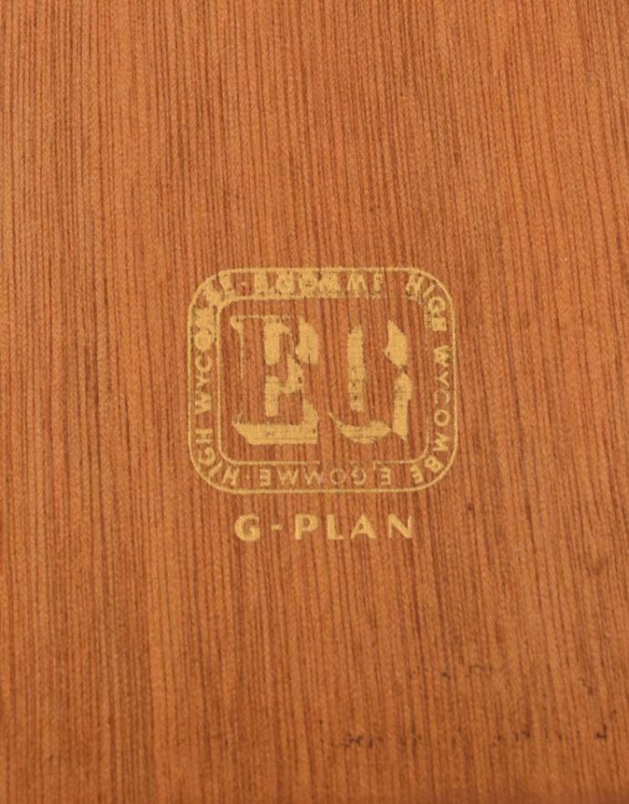 G-PLAN(Gプラン) アンティーク家具 2トーンカラーがお洒落なG-PLANのヴィンテージサイドボード(トラー&ブラック)。「G-PLAN」のロゴが付いています。(k-1488-f)