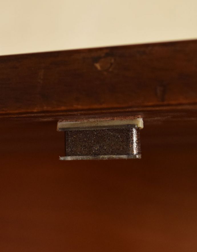 G-PLAN(Gプラン) アンティーク家具 2トーンカラーがお洒落なG-PLANのヴィンテージサイドボード(トラー&ブラック)。マグネットがついているので扉の開閉もしっかりできます。(k-1488-f)