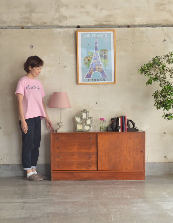 サイドボード　アンティーク家具　北欧スタイルのお部屋に使える引き戸付きのヴィンテージのサイドボード。リビングで電話台にいかがですか？リビングやダイニングのカップボードにも最適です。(k-1489-f)