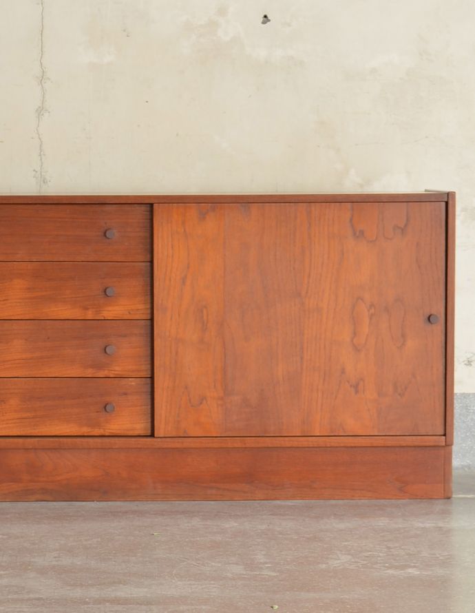 サイドボード　アンティーク家具　北欧スタイルのお部屋に使える引き戸付きのヴィンテージのサイドボード。北欧家具のお部屋にピッタリ！男女ともに人気のシンプルでスタイリッシュなインテリアです。(k-1489-f)