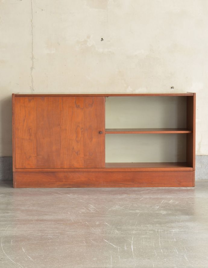 サイドボード　アンティーク家具　北欧スタイルのお部屋に使える引き戸付きのヴィンテージのサイドボード。引き戸が入った珍しいデザイン！実用性がバッチリです。(k-1489-f)