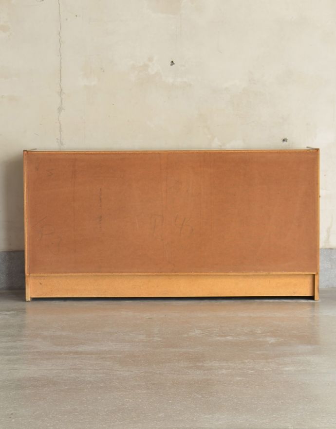 サイドボード　アンティーク家具　北欧スタイルのお部屋に使える引き戸付きのヴィンテージのサイドボード。キチンとメンテナンスしてあるので、裏側もキレイです。(k-1489-f)