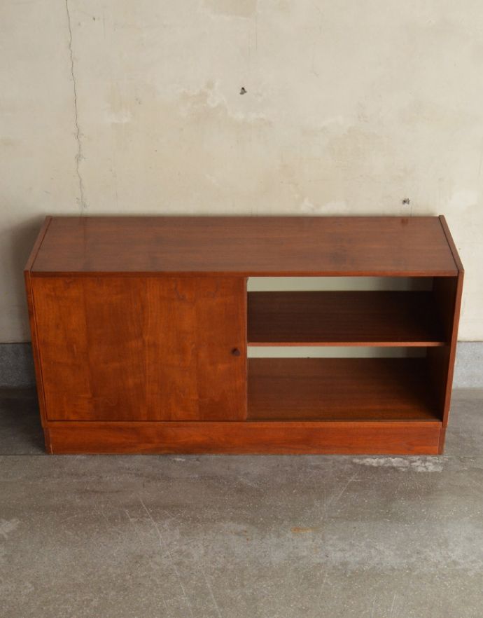 サイドボード　アンティーク家具　北欧スタイルのお部屋に使える引き戸付きのヴィンテージのサイドボード。コーヒーカップや小さな花器など日用品をたっぷり収納できます。(k-1489-f)