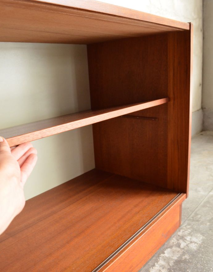 サイドボード　アンティーク家具　北欧スタイルのお部屋に使える引き戸付きのヴィンテージのサイドボード。棚板は可動します。(k-1489-f)