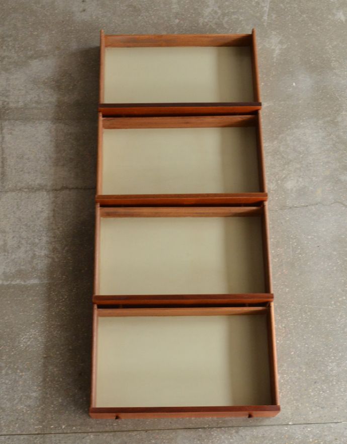 サイドボード　アンティーク家具　北欧スタイルのお部屋に使える引き戸付きのヴィンテージのサイドボード。引き出しがあるので細かいものもしまえます。(k-1489-f)