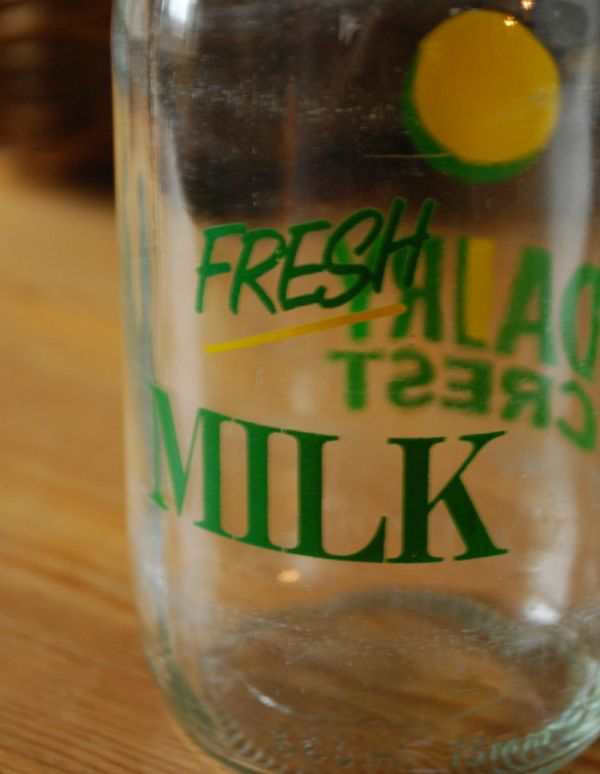 アンティーク ガラスボトル アンティーク雑貨 イラスト入りで可愛いイギリスの牛乳ビン、アンティークガラスボトル(DAIRY CREST )。海外らしいおしゃれなフォントが入っています。(k-1490-z)