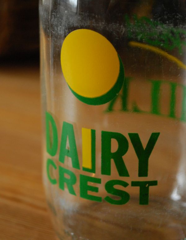 アンティーク ガラスボトル アンティーク雑貨 イラスト入りで可愛いイギリスの牛乳ビン、アンティークガラスボトル(DAIRY CREST )。どこから見てもイラストや文字がプリントされているので、そのままポンっと飾るだけで雰囲気が出ます。(k-1490-z)
