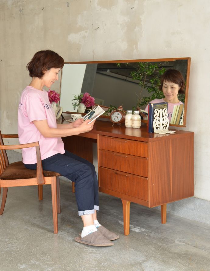 アンティークのドレッサー アンティーク家具 北欧テイストのカッコいいヴィンテージ家具、Austin Suite社のドレッサー。大きなミラーが特徴のアンティークドレッサー。(k-1492-f)