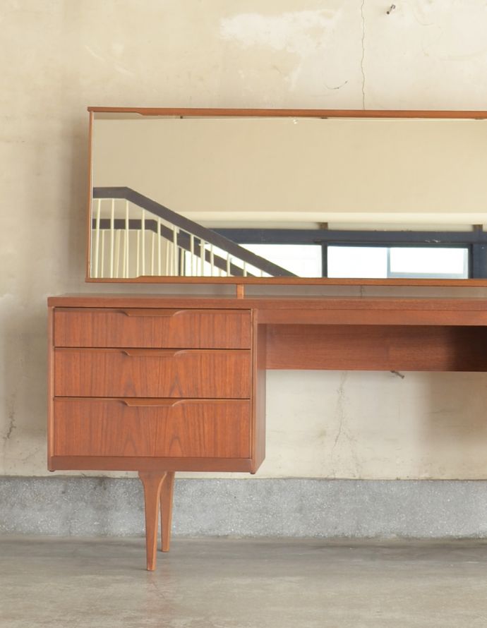 アンティークのドレッサー アンティーク家具 北欧テイストのカッコいいヴィンテージ家具、Austin Suite社のドレッサー。ドレッサーとしてだけでなく、パソコンなどを置いてちょっとした作業スペースにもなります。(k-1492-f)