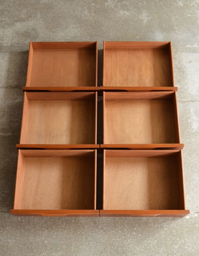 アンティークのドレッサー アンティーク家具 北欧テイストのカッコいいヴィンテージ家具、Austin Suite社のドレッサー。引き出しがあるので細かいものもしまえてとっても便利です。(k-1492-f)