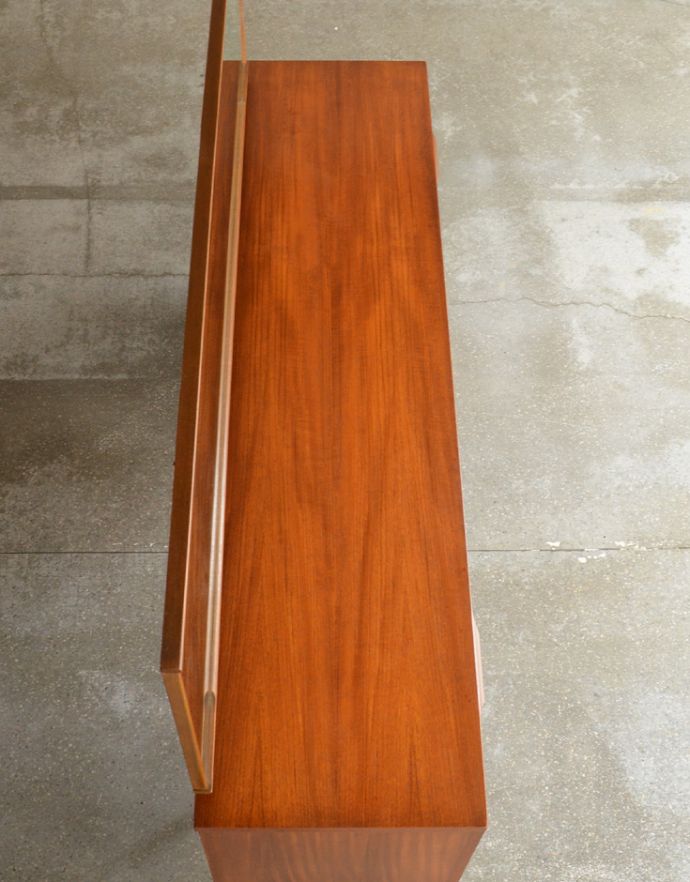 アンティークのドレッサー アンティーク家具 北欧テイストのカッコいいヴィンテージ家具、Austin Suite社のドレッサー。天板もキレイに塗装を仕上げました。(k-1492-f)