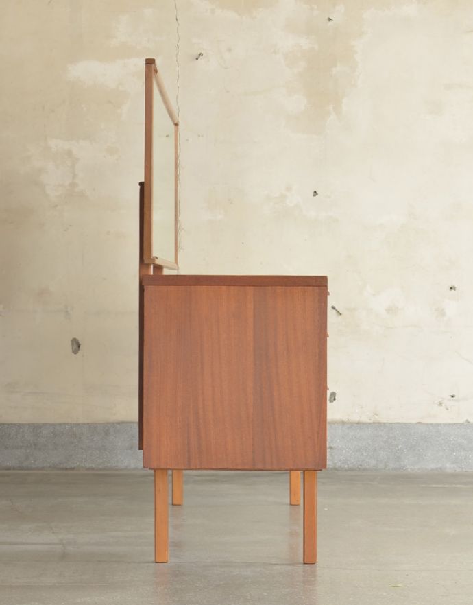 アンティークのドレッサー アンティーク家具 北欧テイストのカッコいいヴィンテージ家具、Austin Suite社のドレッサー。サイドから見てもキレイな状態です。(k-1492-f)