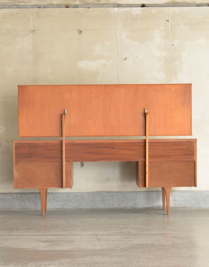 アンティークのドレッサー アンティーク家具 北欧テイストのカッコいいヴィンテージ家具、Austin Suite社のドレッサー。キチンとメンテナンスしてあるので、裏側もキレイです。(k-1492-f)