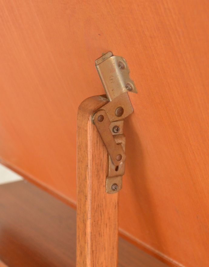 アンティークのドレッサー アンティーク家具 北欧テイストのカッコいいヴィンテージ家具、Austin Suite社のドレッサー。ミラーは簡単に動かせます。(k-1492-f)