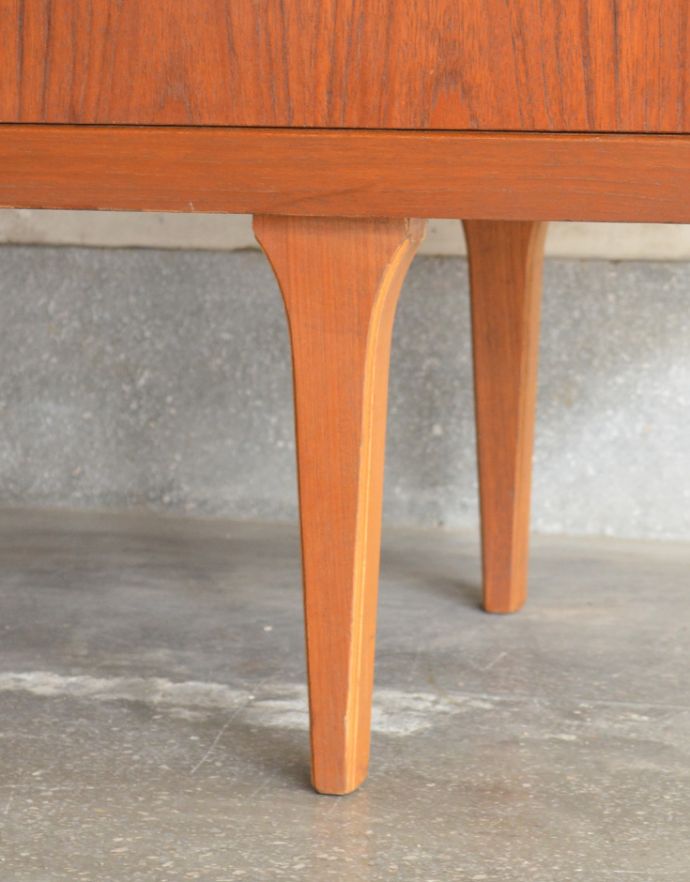 アンティークのドレッサー アンティーク家具 北欧テイストのカッコいいヴィンテージ家具、Austin Suite社のドレッサー。脚はすっきりしたデザインです。(k-1492-f)