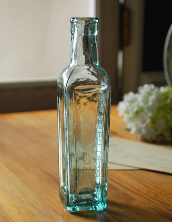 アンティーク雑貨　ガラスのアンティークエンボスボトル、お洒落なインテリア雑貨。厚みのあるガラスは、光が差し込むとこんなにもキラキラと美しいんです！ぜひ、窓辺で楽しんでいただきたいですね。(k-1492-z)