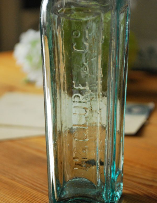 アンティーク雑貨　ガラスのアンティークエンボスボトル、お洒落なインテリア雑貨。ミルクや薬品、調味料など様々な用途で使われてきたアンティークボトルたちです。(k-1492-z)