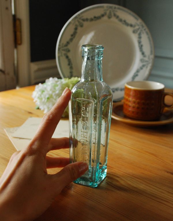 アンティーク雑貨　ガラスのアンティークエンボスボトル、お洒落なインテリア雑貨。いろんな大きさや形のものが見つかるガラスボトル。(k-1492-z)