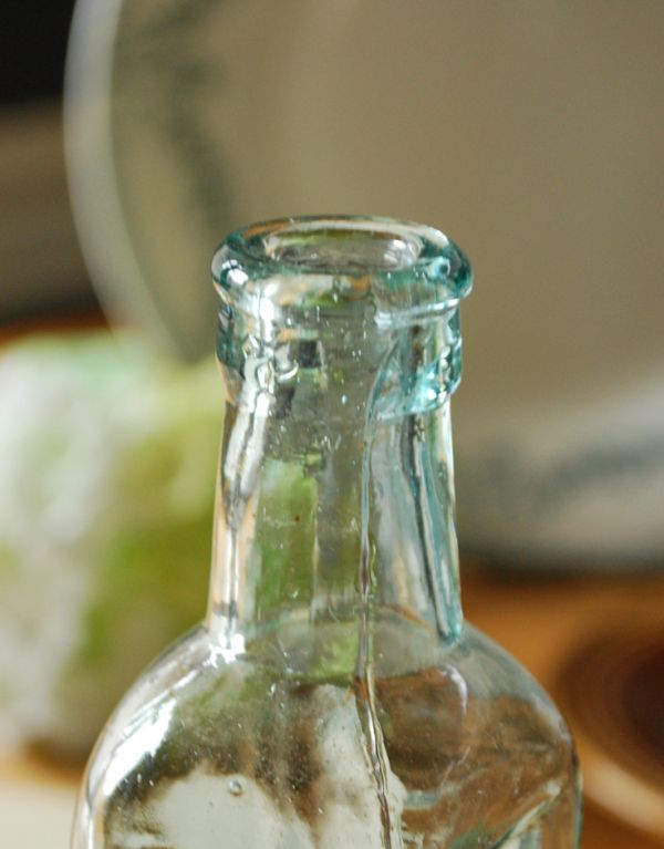 アンティーク雑貨　ガラスのアンティークエンボスボトル、お洒落なインテリア雑貨。長年使われてきたボトルはとっても味わい深い一品です。(k-1492-z)