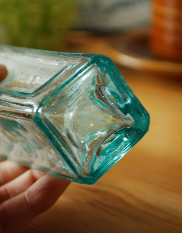 アンティーク雑貨　ガラスのアンティークエンボスボトル、お洒落なインテリア雑貨。アンティークのため、多少の欠け・傷がある場合がありますが、使用上問題はありませんので、ご了承下さい。(k-1492-z)