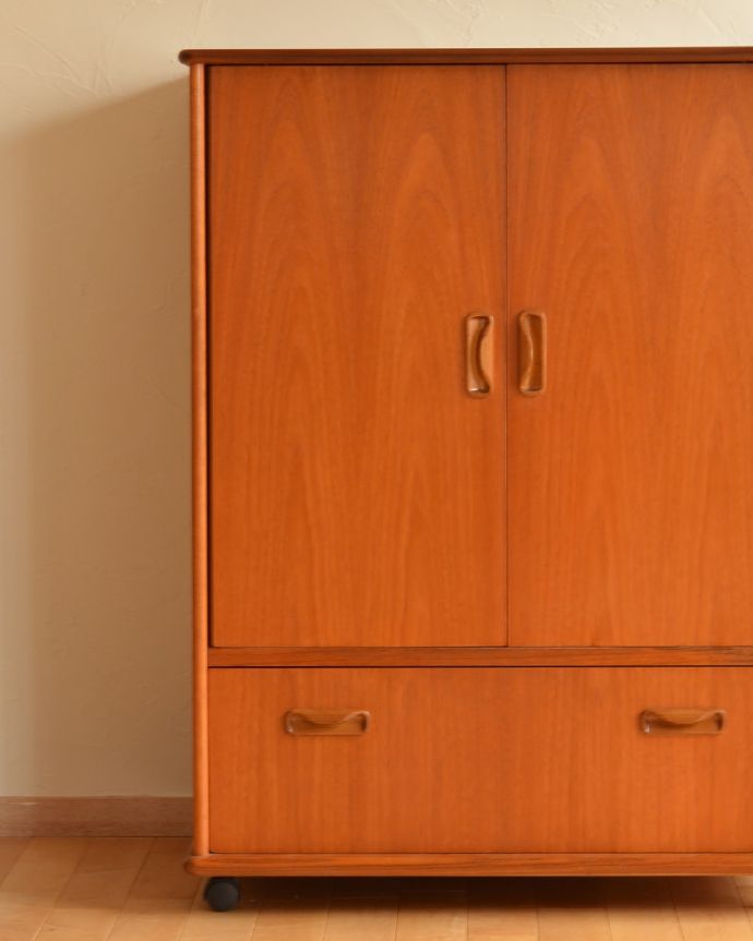 G-PLAN(Gプラン)　アンティーク家具　ラーセンデザインのヴィンテージ家具、G-planのテレビキャビネット。北欧家具のお部屋にピッタリ！男女ともに人気のシンプルでスタイリッシュなインテリアです。(k-1494-f)