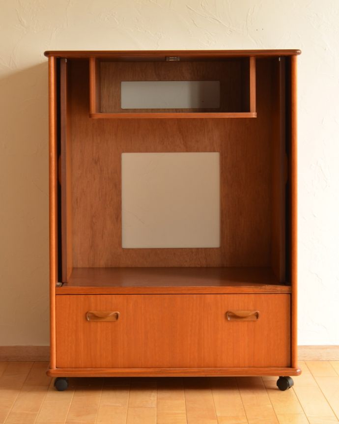 G-PLAN(Gプラン)　アンティーク家具　ラーセンデザインのヴィンテージ家具、G-planのテレビキャビネット。内側もキレイにお直ししてありますのでご安心ください。(k-1494-f)