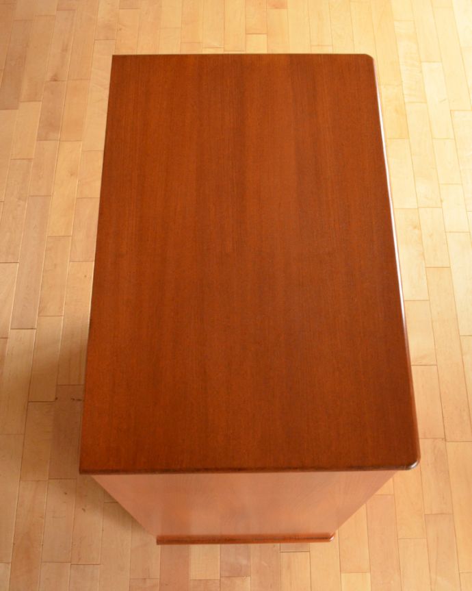 G-PLAN(Gプラン)　アンティーク家具　ラーセンデザインのヴィンテージ家具、G-planのテレビキャビネット。天板もキレイに塗装を仕上げました。(k-1494-f)