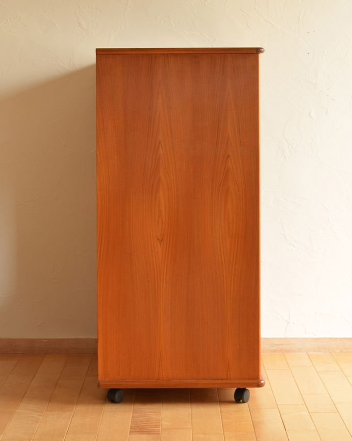 G-PLAN(Gプラン)　アンティーク家具　ラーセンデザインのヴィンテージ家具、G-planのテレビキャビネット。サイドから見てもキレイな状態です。(k-1494-f)