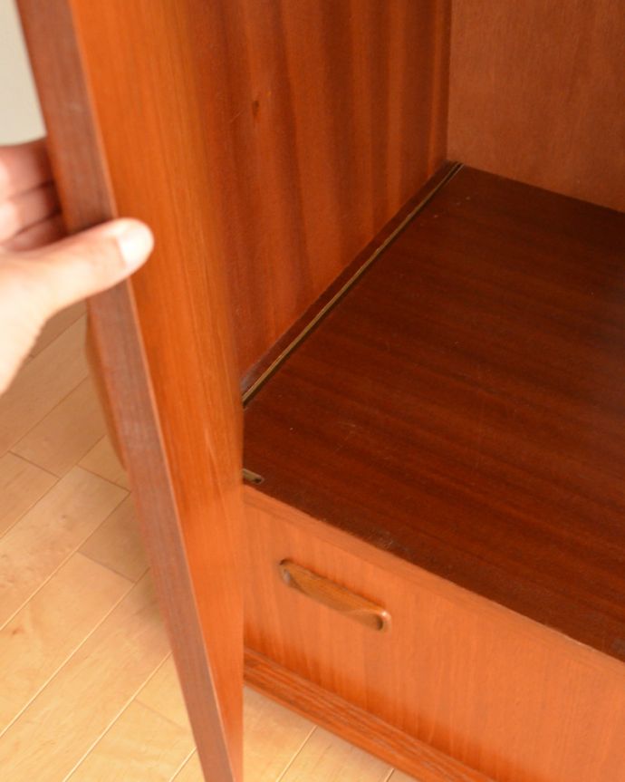 G-PLAN(Gプラン)　アンティーク家具　ラーセンデザインのヴィンテージ家具、G-planのテレビキャビネット。扉は扉を開けた後、スライドさせて引き込む事が可能です。(k-1494-f)