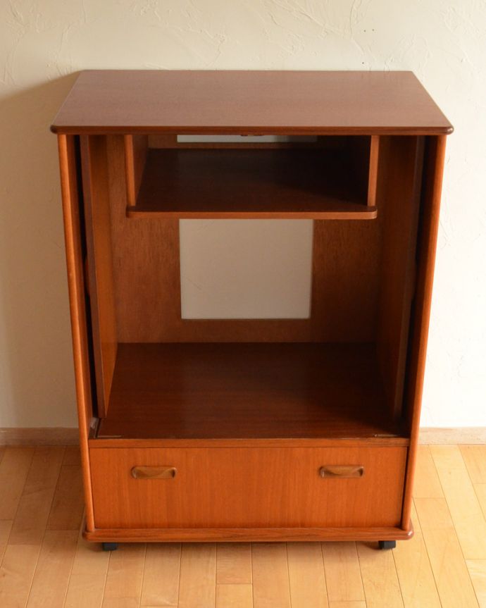 G-PLAN(Gプラン)　アンティーク家具　ラーセンデザインのヴィンテージ家具、G-planのテレビキャビネット。内側もキレイな状態です。(k-1494-f)