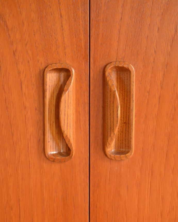 G-PLAN(Gプラン)　アンティーク家具　ラーセンデザインのヴィンテージ家具、G-planのテレビキャビネット。木製のお洒落な取っ手。(k-1494-f)