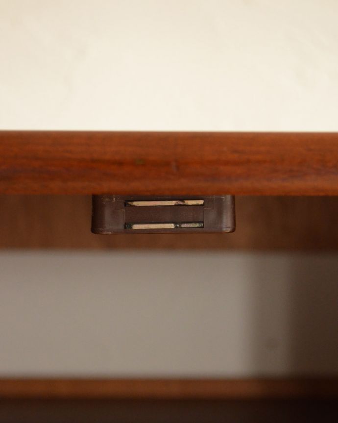 G-PLAN(Gプラン)　アンティーク家具　ラーセンデザインのヴィンテージ家具、G-planのテレビキャビネット。扉にはマグネットが付いているので、開け閉めがスムーズです。(k-1494-f)