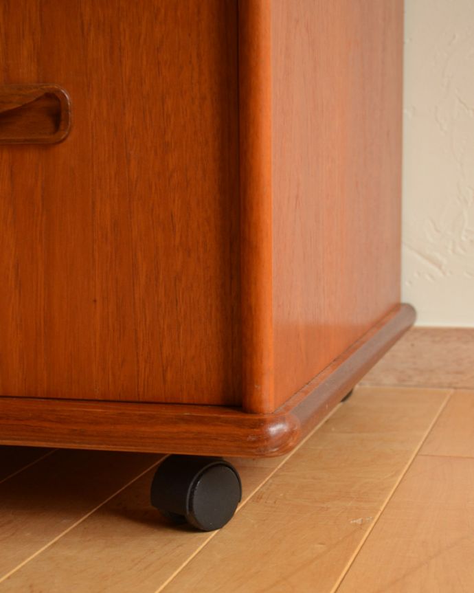 G-PLAN(Gプラン)　アンティーク家具　ラーセンデザインのヴィンテージ家具、G-planのテレビキャビネット。キャスターが付いています。(k-1494-f)