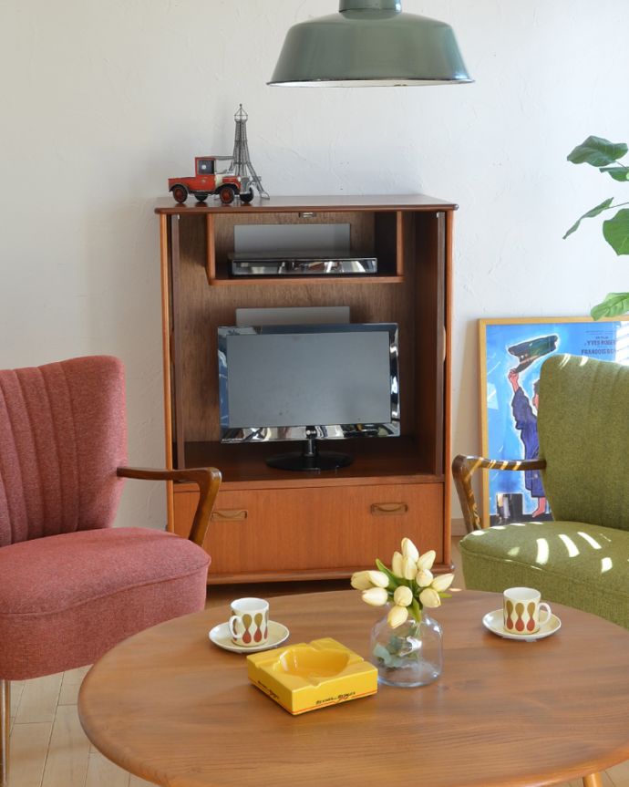 G-PLAN(Gプラン)　アンティーク家具　ラーセンデザインのヴィンテージ家具、G-planのテレビキャビネット。オシャレなだけじゃない！実用的に使っちゃおう実際にテレビとDVD機器を収納してみるとこんな感じ。(k-1494-f)