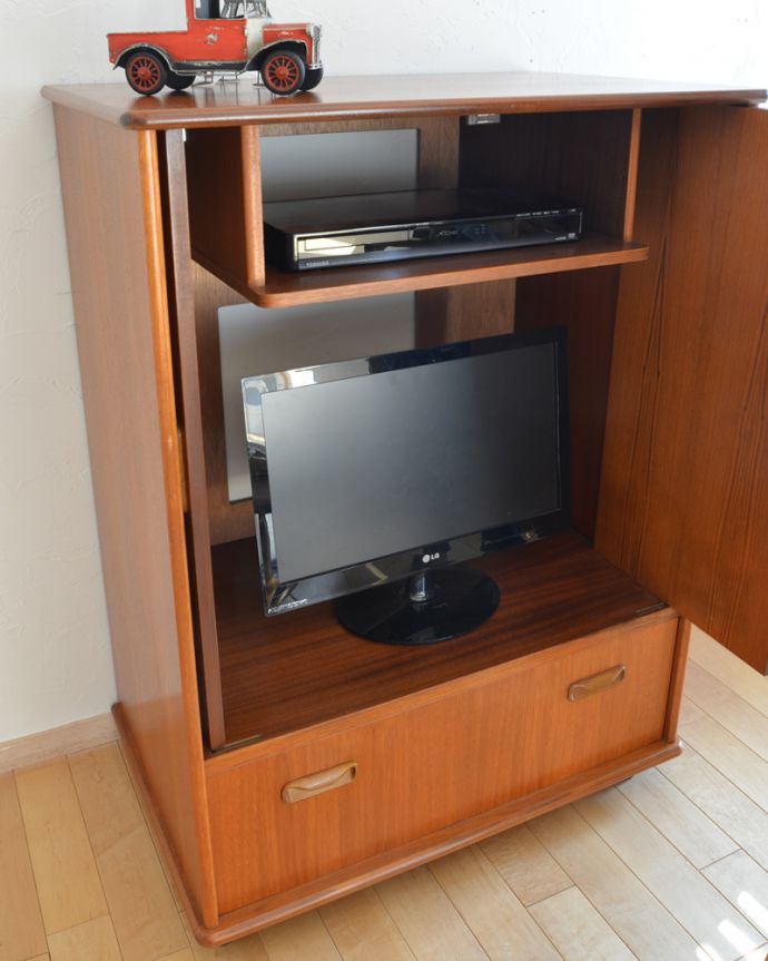 G-PLAN(Gプラン)　アンティーク家具　ラーセンデザインのヴィンテージ家具、G-planのテレビキャビネット。テレビに、ＡＶ機器まできれいに収納できます。(k-1494-f)