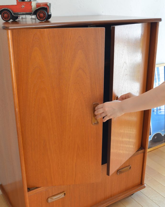 G-PLAN(Gプラン)　アンティーク家具　ラーセンデザインのヴィンテージ家具、G-planのテレビキャビネット。電化製品も扉で隠してしまえば、リビングがすっきりと見えます。(k-1494-f)