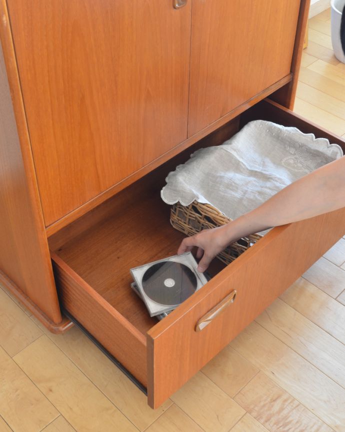 G-PLAN(Gプラン)　アンティーク家具　ラーセンデザインのヴィンテージ家具、G-planのテレビキャビネット。大きな引き出しには、ＤＶＤやＣＤもたっぷり収納できます。(k-1494-f)