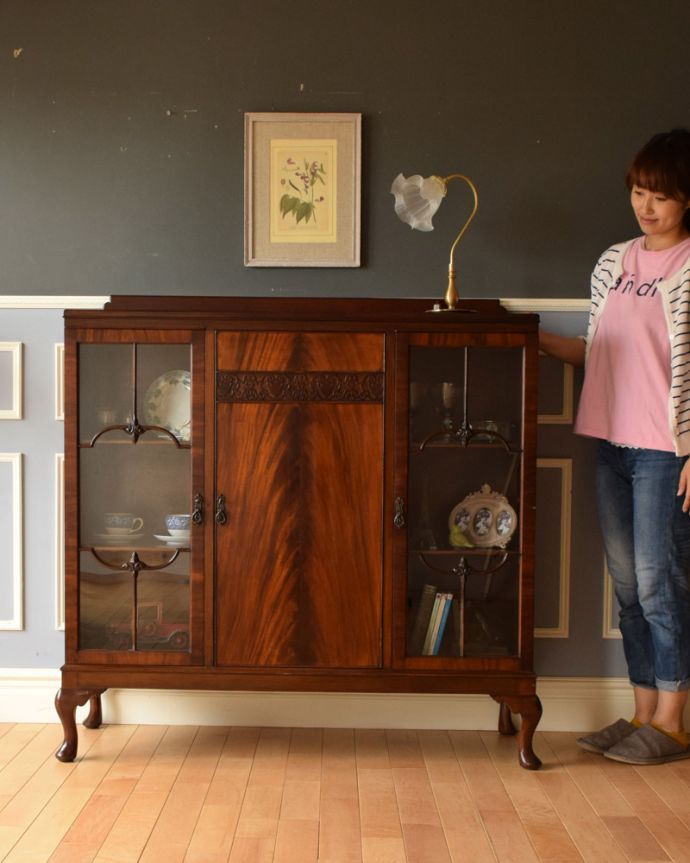 アンティークのキャビネット　アンティーク家具　アンティークの収納家具、たっぷり入る優雅なデザインのガラスブックケース（本棚）。こんなキレイなキャビネットがあったら、開くだけで楽しい気持ちになります。(k-1495-f)