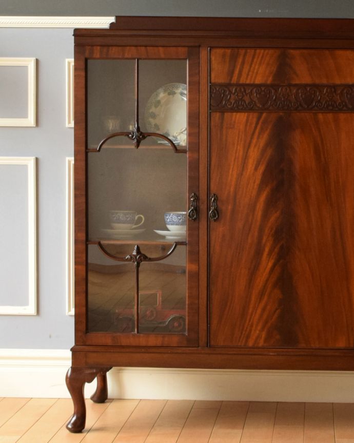 アンティークのキャビネット　アンティーク家具　アンティークの収納家具、たっぷり入る優雅なデザインのガラスブックケース（本棚）。アンティークのガラスがキレイにはめ込んであります。(k-1495-f)