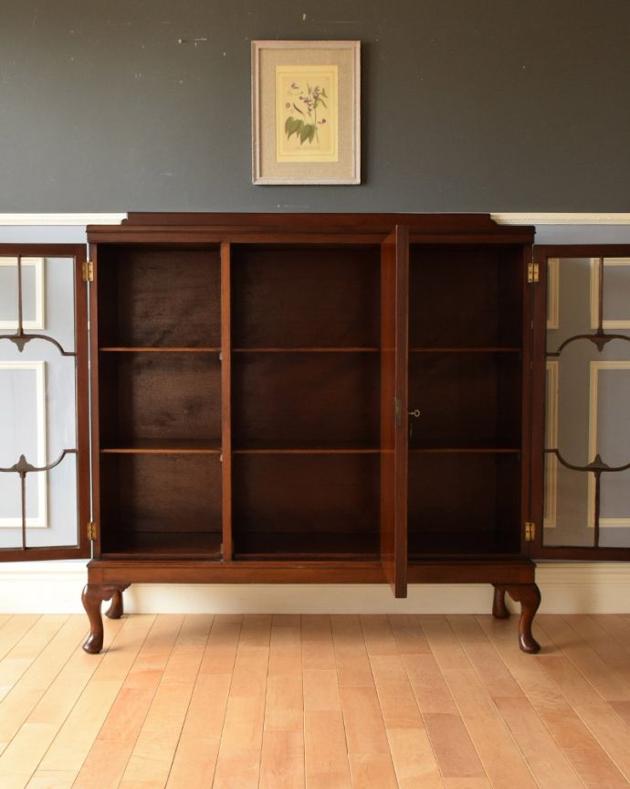 アンティークのキャビネット　アンティーク家具　アンティークの収納家具、たっぷり入る優雅なデザインのガラスブックケース（本棚）。食器や写真立て、本やDVDなどなど、たくさん飾ればディスプレイの幅が広がります！ガラスが大きいので、中に飾ったものがいい感じに見えてオシャレになります。(k-1495-f)