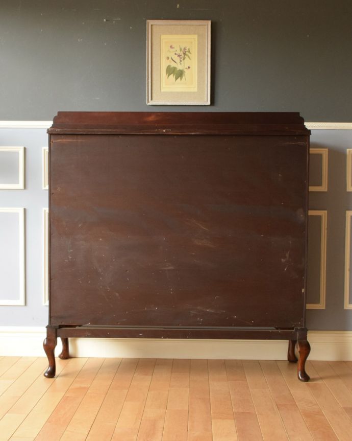 アンティークのキャビネット　アンティーク家具　アンティークの収納家具、たっぷり入る優雅なデザインのガラスブックケース（本棚）。キチンとメンテナンスしてあるので、裏側もキレイです。(k-1495-f)